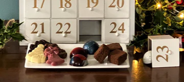 Wicked & Wonderful Personalised White Luxury Chocolate Wooden Advent Calendar - Inhalt Content (EN)